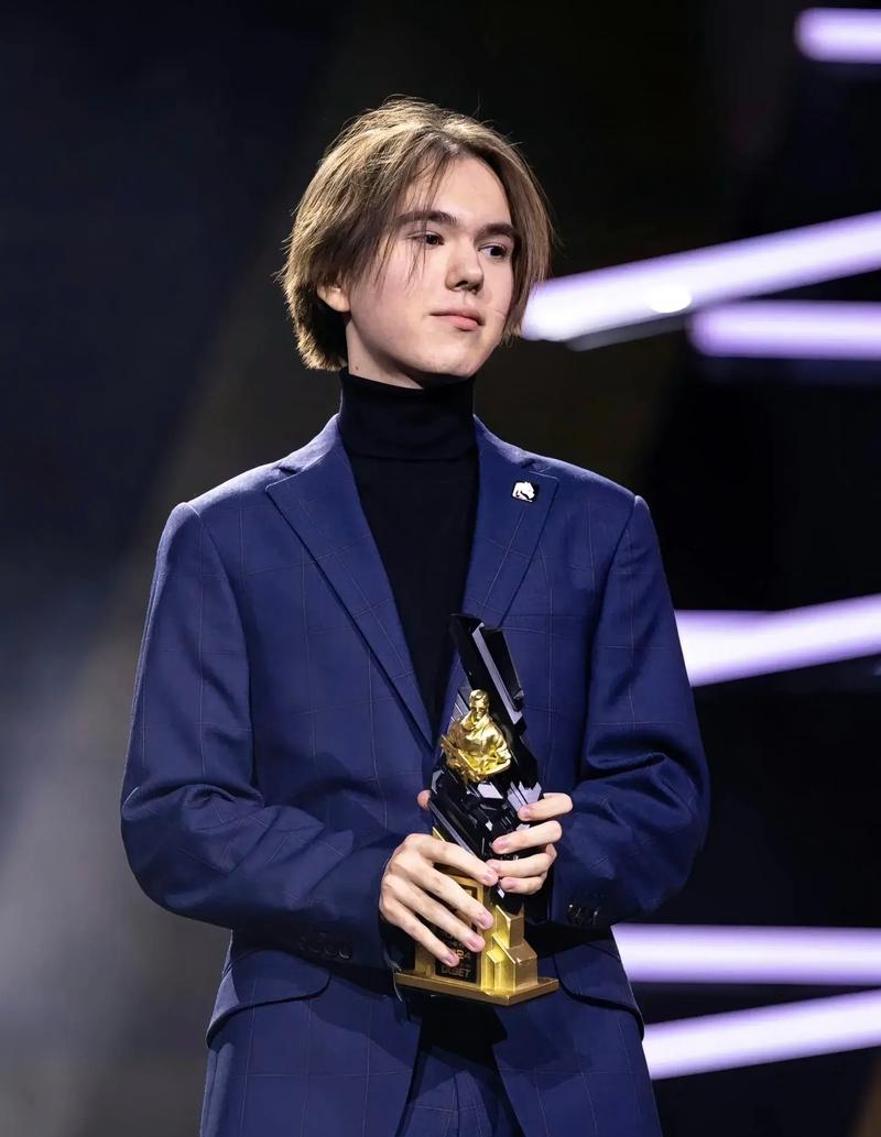 WE官宣V5教练加入，担任主教练一职