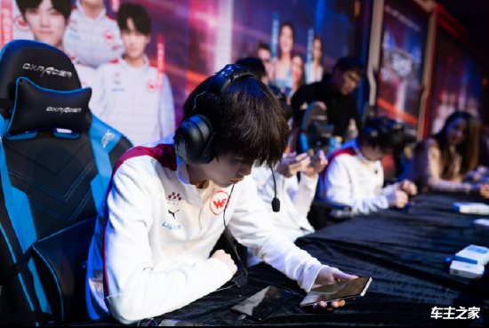 FPX战胜EDG返图：意气风发妙语横生的翔哥 龙王爽局后的Care