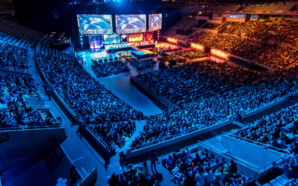 LPL抢分大战正式开启，11支战队争七个名额，RNG被抬进季后赛